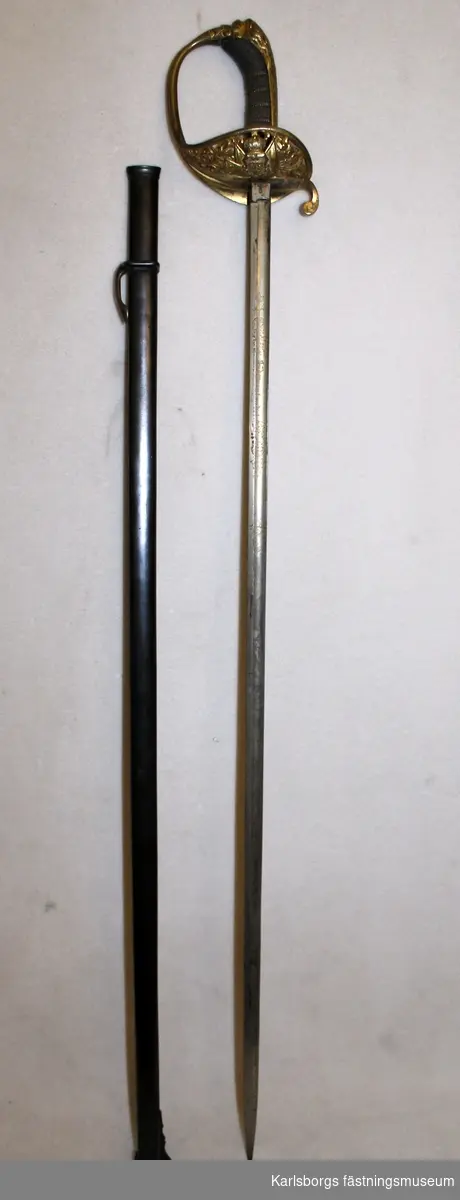 Sabel med  skålformad mönstrad klinga samt tillhörande balja