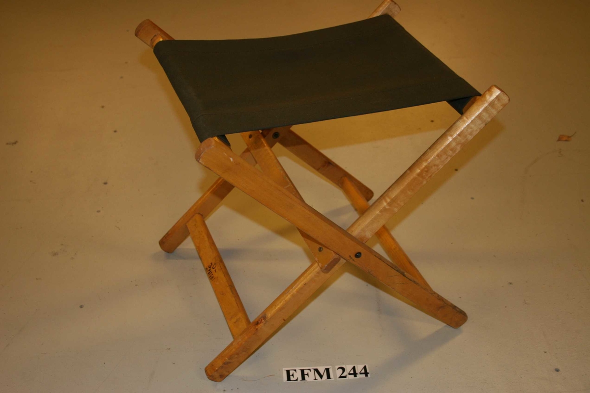 Sammenleggbar stol med lerret sittetrekk.

