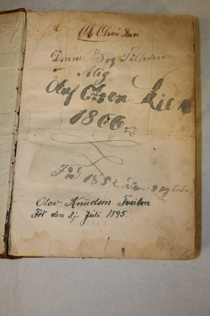 Rektangulær bok med stive permar. Almuevennen frå 1854 og 1857, pluss Adressebladet 1857.
