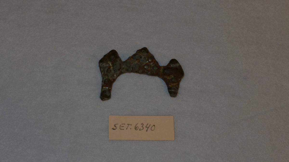 U-forma hovudform, del av metallring med 3 "kroner".