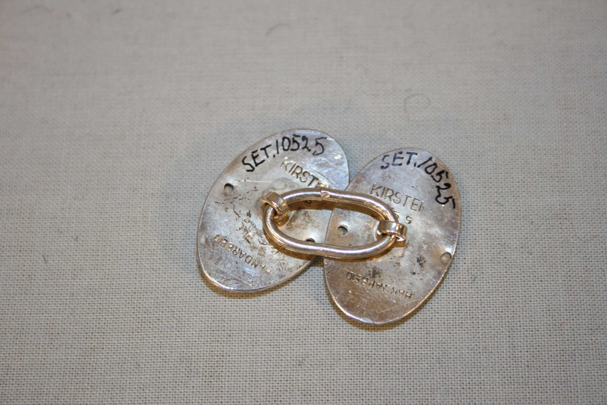 To ovale plater feste saman med ein ring