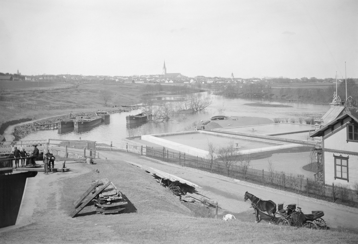 Vy mot Linköping från Tannefors sluss. Närmast till höger ses stadens vattenverk. Bilden har daterats till omkring 1895.