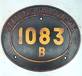 Skylt från ångloket SJ B 1083. Skylten är troligen från 1948 eller senare eftersom den är målad.
Loket har även ägts av Bergslagernas Järnvägar (BJ) och Södra Dalarnas Järnväg (SDJ) och haft följande littera:
BJ B3 130 (1935)
SDJ B3 130 (1935-48)

Loket tillverkades av Motala Verkstad 1911 och har tillverkningsnummer Nº 456.
Det ägs i dag av Bergslagernas Järnvägssällskap och används i deras trafik.