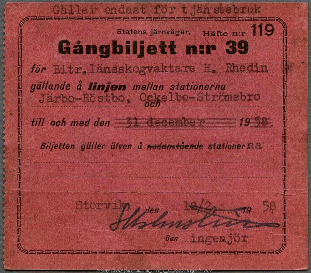 Röd gångbiljett med den tryckta texten:
"Gäller endast för tjänstebruk
Statens Järnvägar. Häfte n:r 119
Gångbiljett n:r 39 för Bitr. länsskogvaktare H. Rhedin
gällande å linjen mellan stationerna Järbo-Röstbo, och Ockelbo-Strömsbro till  och med den 31 december 1958.
Biljetten gäller även å nedanstående stationerna.
Storvik den 12/2 1958 [sign] Baningenjören".
Biljettexten är inramad med streckad linje. Ena sidan har märken efter perforering där den suttit fast i ett häfte.
Baksidan har informationstext som berör regler för vistelse på banvall och spår.