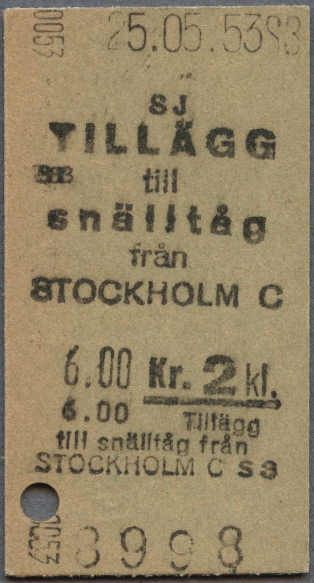 Grågrön Edmonsonsk biljett med tryckt text i svart:
"SJ TILLÄGG till snälltåg
från Stockholm C 
6.00 Kr. 2 kl.".
Biljetten har datumet "25.05.53 och "S3" stämplat i svart, högst upp. Ett hål har stansats av en biljettång. När detta gjordes blev också "1491" präglat på baksidan intill hålet. 
Längst ner står biljettnumret "6390". Över biljettnumret står samma text som är under datumet. På baksidan står "Stämplas genast vid uppehåll", med svart tryck.