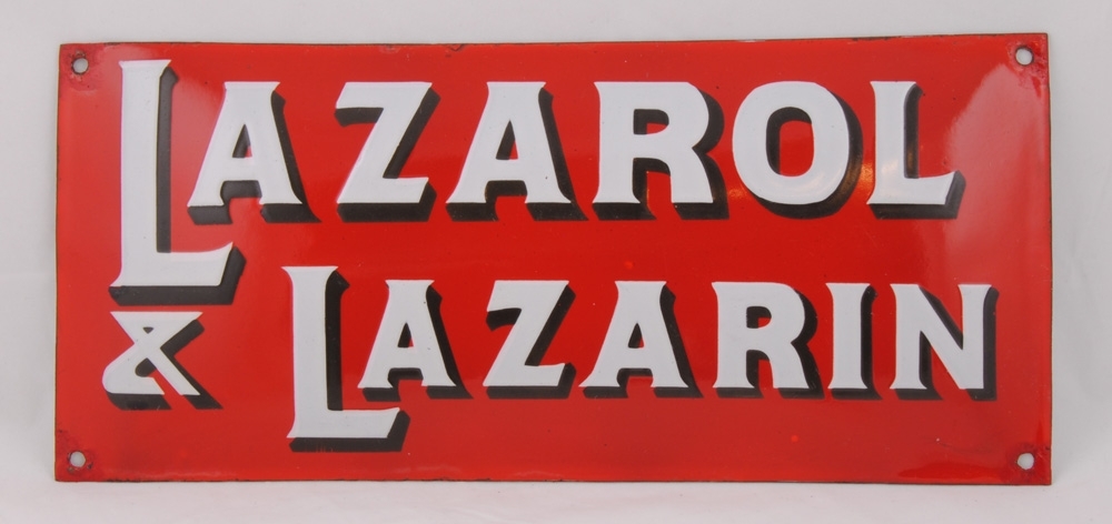 Emaljskylt med texten "LAZAROL & LAZARIN" med vita skuggade bokstäver på röd bakgrund. Skylten är något kupad och har fyra skruvhål i hörnen.