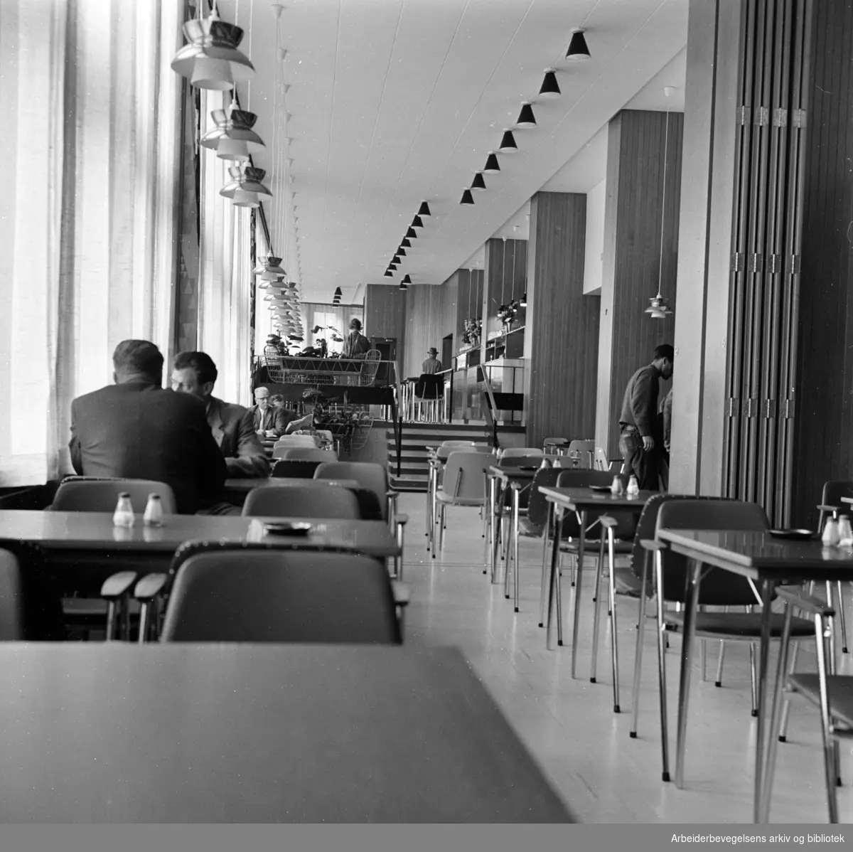 Folkets Hus. Kafeteria, 200 plasser, 30 ansatte. August 1962