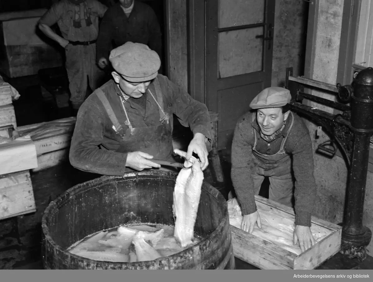 Fiskehallen. Flekking av torsk. November 1949