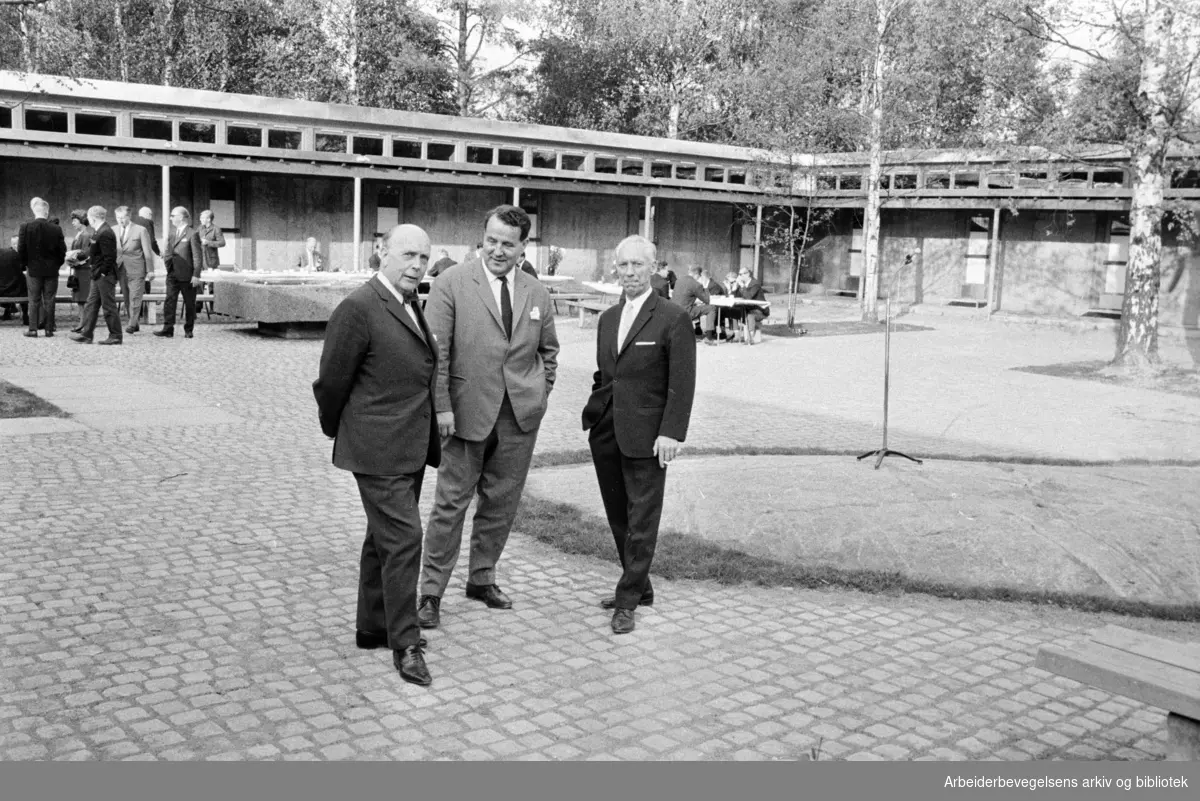Ekeberg. Ny garderobe på Ekeberg. Thorleif Mathisen viser fram resultatet. Mai 1968