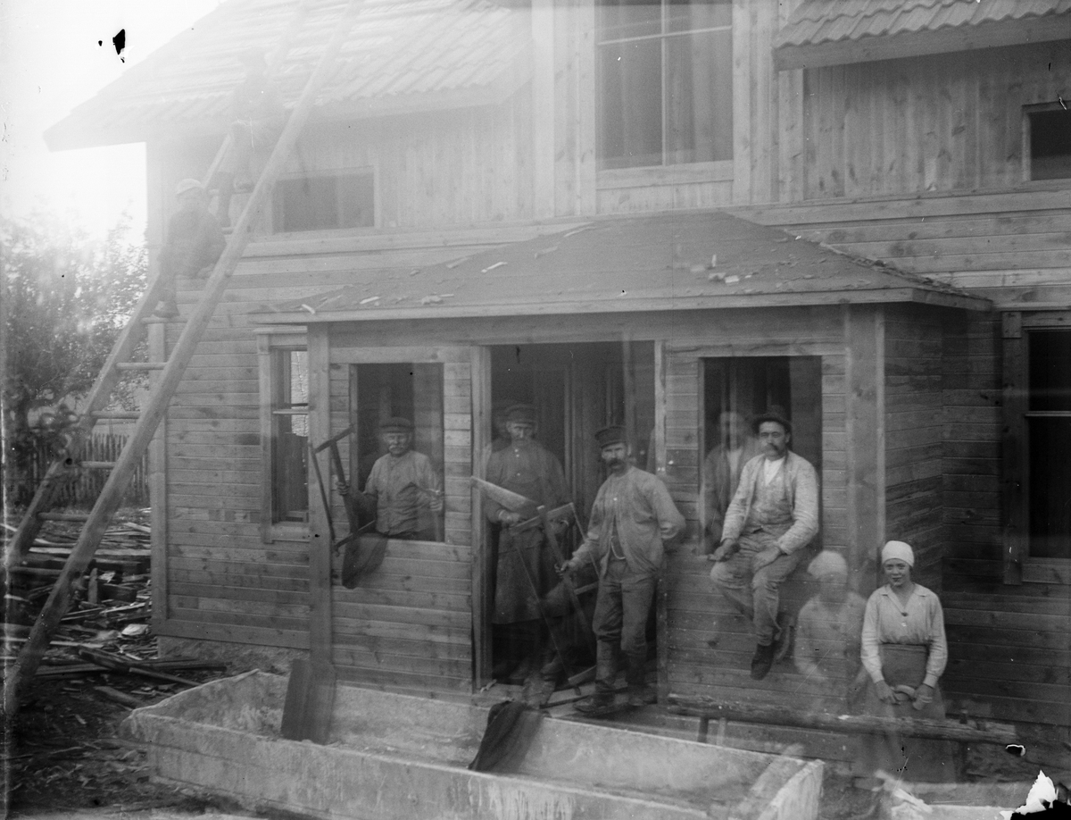 Dubbelexponerat grupporträtt - "Byggmästare och målare utanför vår nya villa i Sevasta", Altuna socken, Uppland 1918