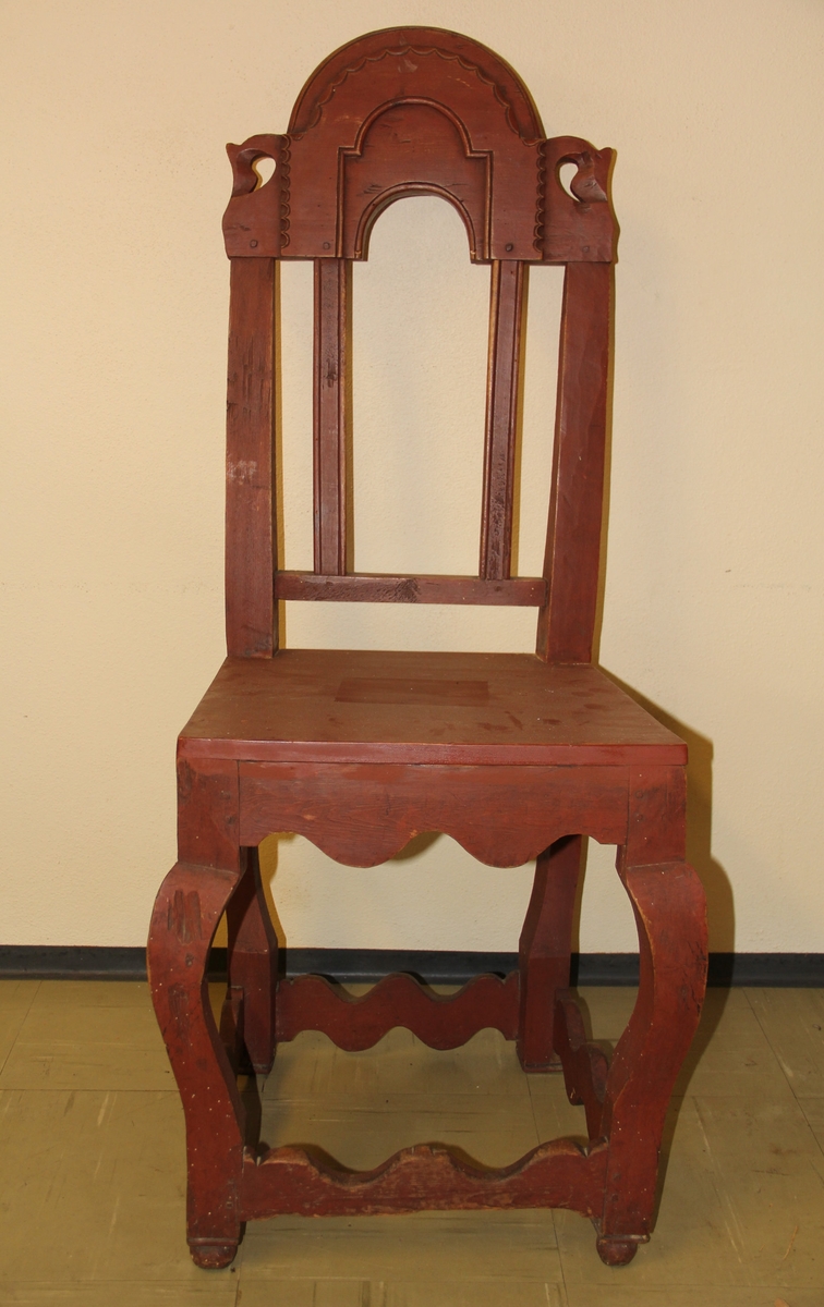 Rødbrun stol av tre med rokokko-elementer