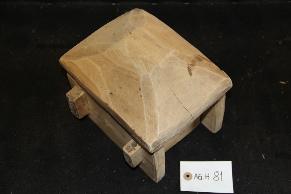 Form for bearbeideing av smør, for å dekorere eller markere smørblokker. Denne formen er en kvadratisk, lokket er pyramideform. Mønsteret i formen er karveskurde 6-bladsroser.