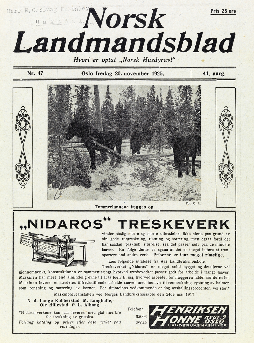 Faksimile av førstesida på «Norsk Landmandsblad» nr. 47 (utgitt 20. november) 1925.  Under publikasjonens «hode» er det montert et fotografi, som har fått tittelen «Tømmerlunne lægges op.»  Fotografiet er tatt i en lysning i barskogen, vinterstid.  Vi ser to dølahester, den ene forspent et drag som tilsynelatende er brukt til å slepe tømmerstokker fram til lunneplassen.  Bak dette draget ser vi en arbeidskledd tømmerkjører med en kjettingstump i handa.  Den andre hesten (til høyre i bildet) sto antakelig og kvilte, uten drag eller eventuelt slederedskap.  Fotografiet skal være tatt av signaturen «O.L.», muligens Ole Hansen Løken (1860-1924), gardbruker på eiendommen Østre Løken i Ringsaker og tømmermerker på sine hjemtrakter.  Under fotografiet er det ei rektangulær ramme med reklame for «Nidaros» treskeverk.  Reklamefeltet inneholder ei strektegning av et treskeverk (øverst i venstre hjørne) og en tekst, et utdrag fra en uttalelse fra maskinprøveanstalten ved Norges Landbrukshøiskole hadde foretatt i 1917, altså et forsøk på å dokumentere produktets kvalitet og funksjonalitet med den legitimiteten en slik antatt uavhengig instans hadde.  Annonsen ble innrykket av landbruksmaskinfirmaet «Henriksen & Honne» i Nygata i Oslo.  Norsk Landmandsblad var et fagtidsskrift for jord- og skogbrukere, som ble utgitt første gang i 1882.  I 1935 ble Landmandsbladet slått sammen med «Ukeskrift for Landbruk og Pelsdyravl» og fikk nytt navn, «Norsk Landbruk».
