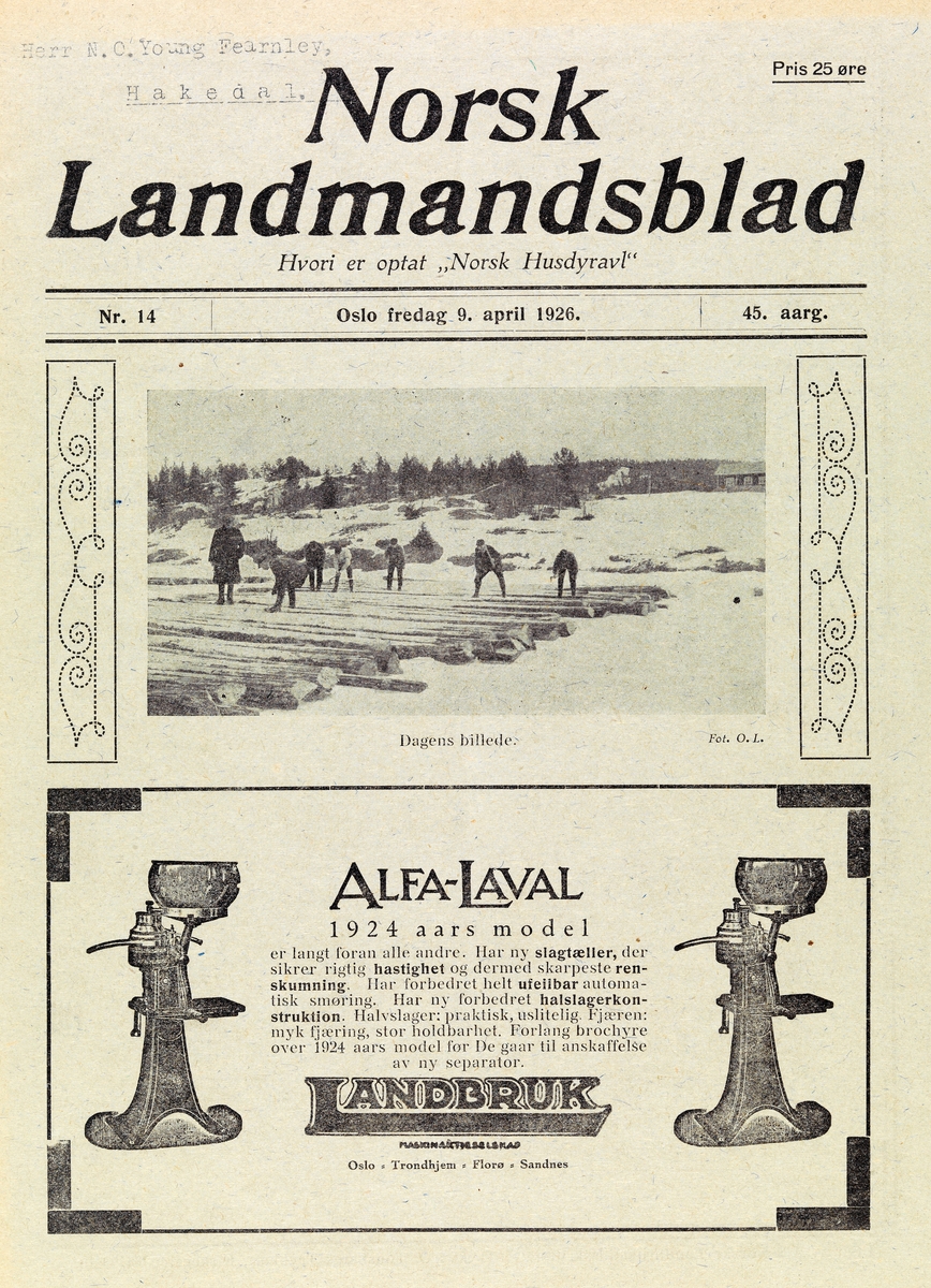 Faksimile av førstesida på «Norsk Landmandsblad» nr. 14 (utgitt 9. april) 1926.  Under publikasjonens «hode» (tittelfelt) er det montert et fotografi, som har fått tittelen «Dagens billede.»  Fotografiet er tatt på ei åpen snødekt flate, antakelig et islagt fløtingsvassdrag.  Vi ser en frakkekledd tømmermåler (til venstre) og seks «påslagere», som påfører nymålte tømmerstokker kjøpernes merkesymboler ved hjelp av merkeøkser.  Til venstre i bakgrunnen ser vi et bergrikt lende med spredt buskvegetasjon, til høyre bebyggelse omgitt av snødekte jorder. Fotografiet skal være tatt av signaturen «O.L.», muligens Ole Hansen Løken (1860-1924).  Han var gardbruker på eiendommen Østre Løken i Ringsaker og tømmermerker på sine hjemtrakter.  Under fotografiet er det ei rektangulær ramme med reklame for 1924-modellen av Alfa-Lavals separator for mjølkeprodukter.  Annonsen består av to grafiske bilder av sepratoren med en mellomliggende tekst:  «ALFA-LAVAL 1924 aars model er langt foran alle andre.  Har ny slagtæller, der sikrer riktig hastighet og dermed skarpeste renskumming.  Har forbedret helt ufeilbar automatisk smøring.  Har ny forbedret halslagerkonstruktion.  Halvslager: praktisk, uslitelig.  Fjæren: myk fjæring, stor holdbarhet.  Forlang brochyre over 1924 aars model før De gaar til anskaffelse av ny separator.»  Annonsen ble innrykket av firmaet «Landbruk Nasjonalaktieselskap», som hadde utsalg i Oslo, Trondheim, Florø og Sandnes.  Norsk Landmandsblad var et fagtidsskrift for jord- og skogbrukere, som ble utgitt første gang i 1882.  I 1935 ble Landmandsbladet slått sammen med «Ukeskrift for Landbruk og Pelsdyravl» og fikk nytt navn, «Norsk Landbruk».
