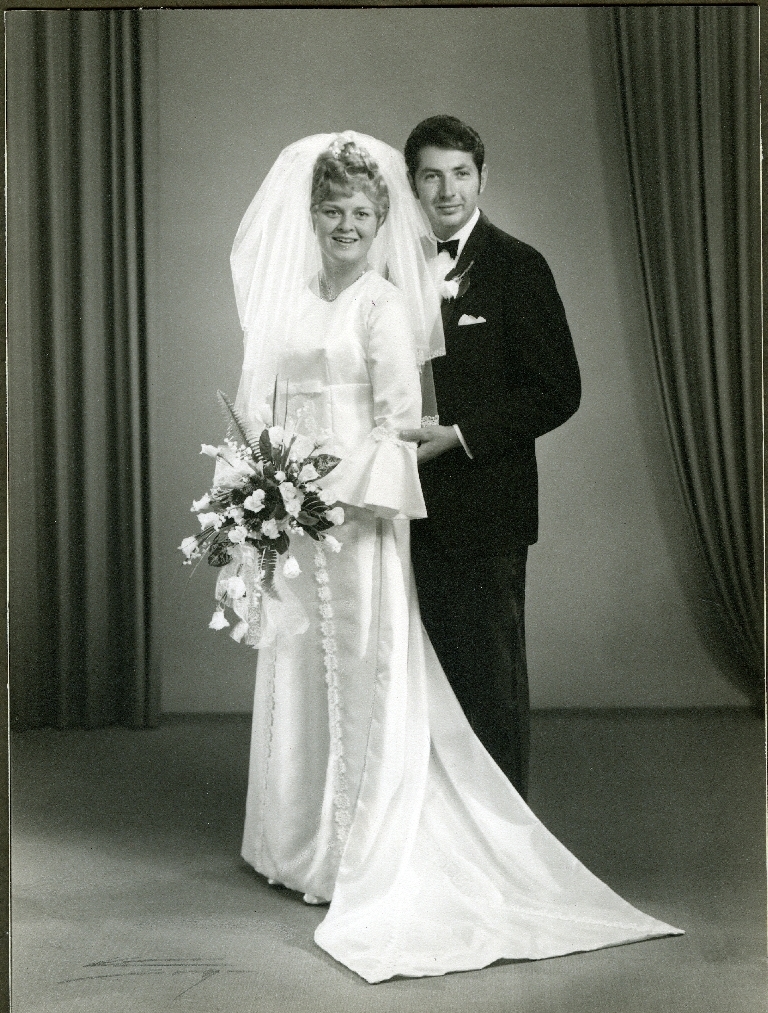 Bryllupsbilete av Norveig Karin f. Finnesand (17.5.1951 - ) og Helge Hinnaland (24.8.1944 - )