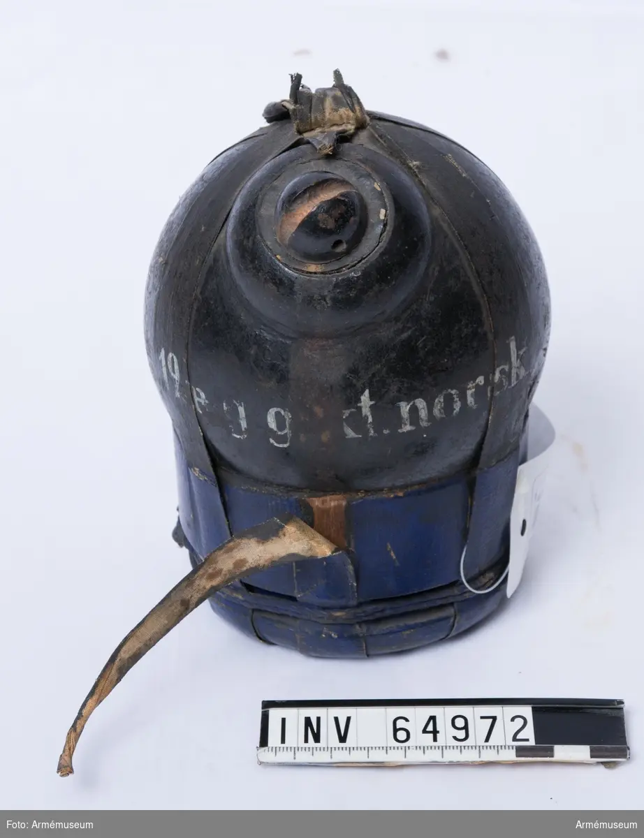 Grupp F II.
12-pundig granatkartesch, Norge, till slätborrad materiel.
Med brandrörshylsa och fyllnadspinne.