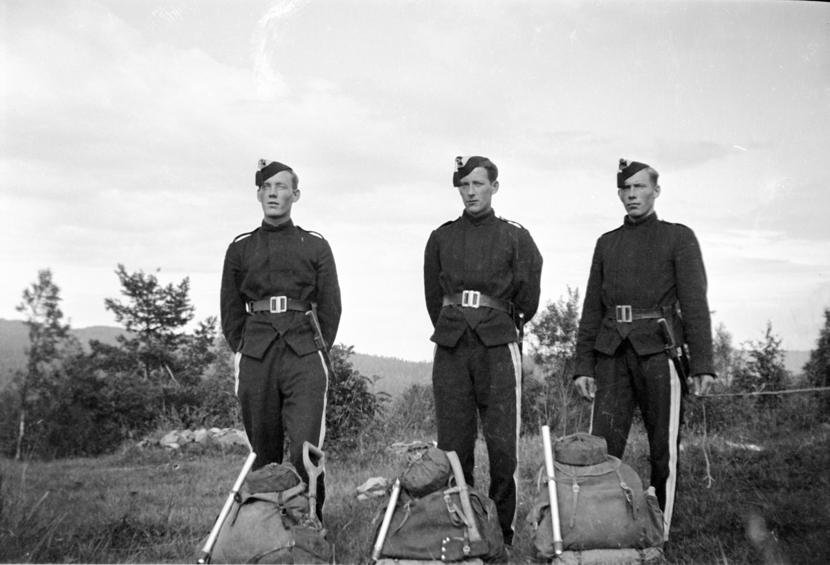 Tre unge karer i garde-uniform