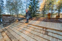 Tømrer Knut-Arild Nordli på søndre halvdel av taket på Kvann
