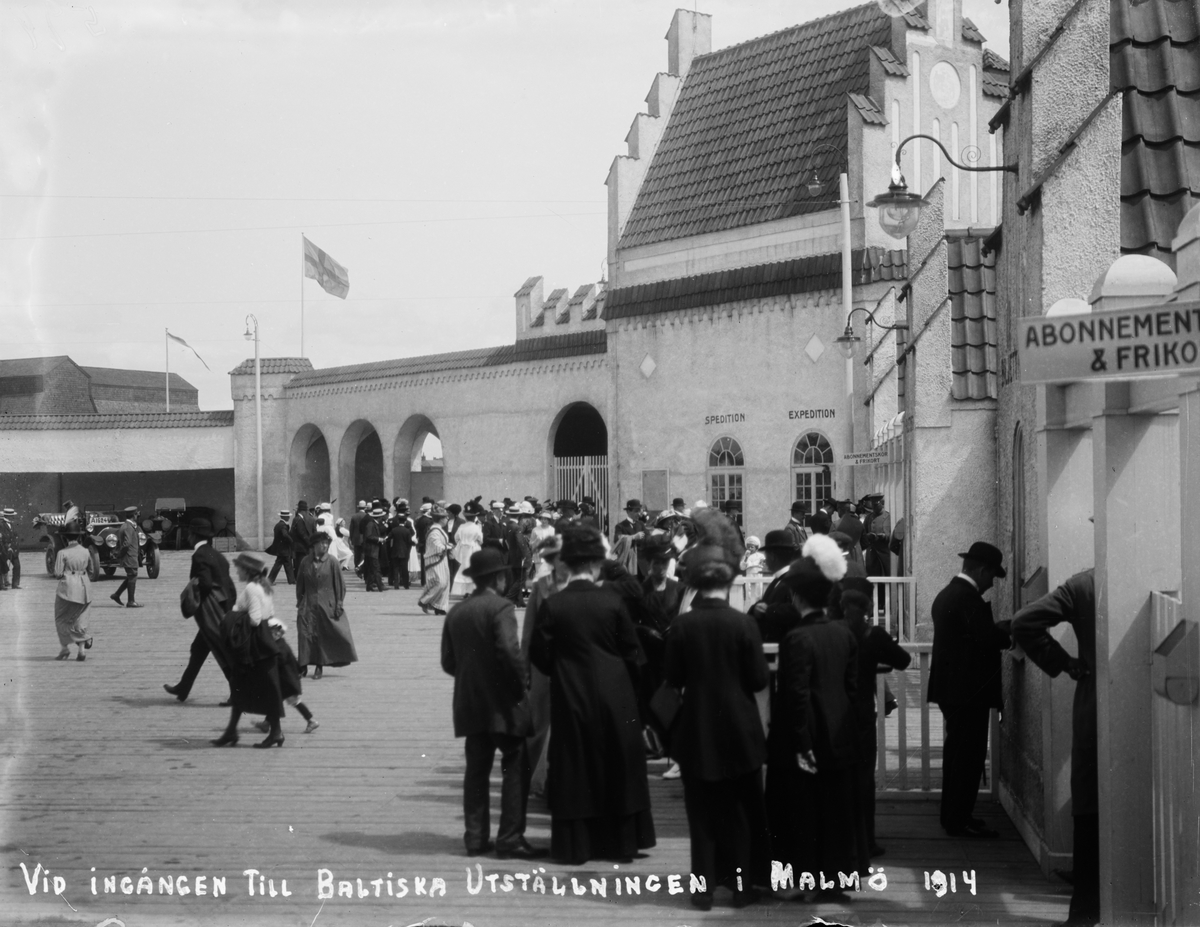 Altuna Skytteförenings resa till Malmö: Vid ingången till Baltiska Utställningen i Malmö 1914