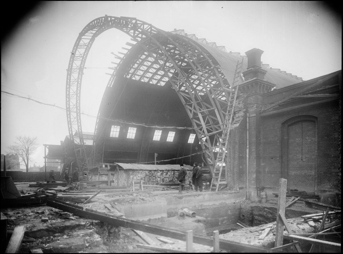 Nedmontering av gamla banhallen vid Malmö centralstation, 1922.