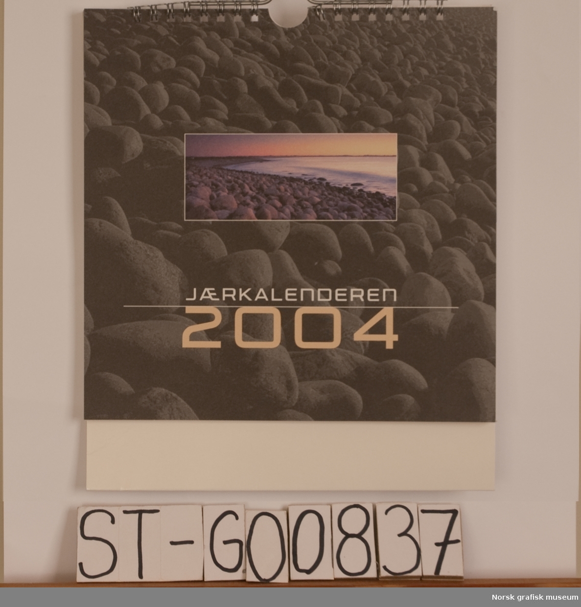 Tittel: Jærkalenderen 2004 

Bordkalender for året 2004.

Tema for kalenderen:Jærkyster

Tittelblad bildet viser svartesteiner og en landskap: Sele