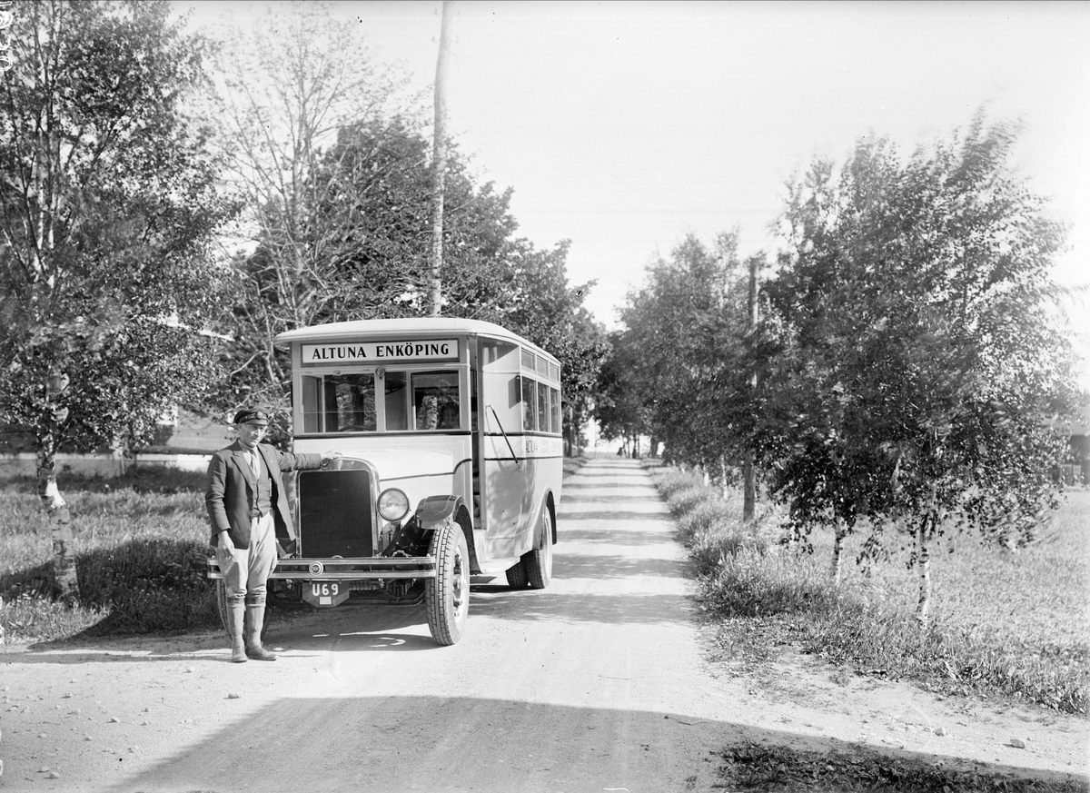 "Nya Altunabussen på första Enköpingsresan 14-6-1930" - landsvägen vid Sävasta, Altuna socken, Uppland 14 juni 1930
