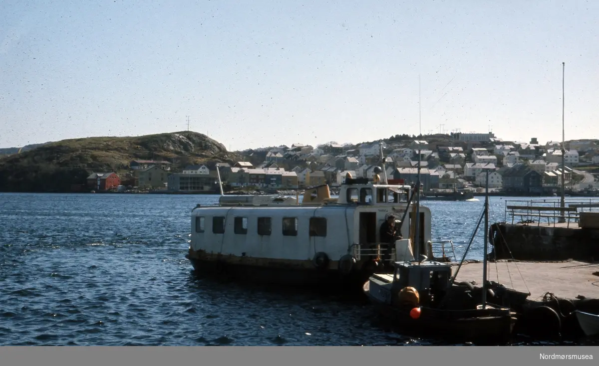 Sundbåten Ved Piren På Kirkelandet I Kristiansund Komune Fotografier Og Karttegninger 