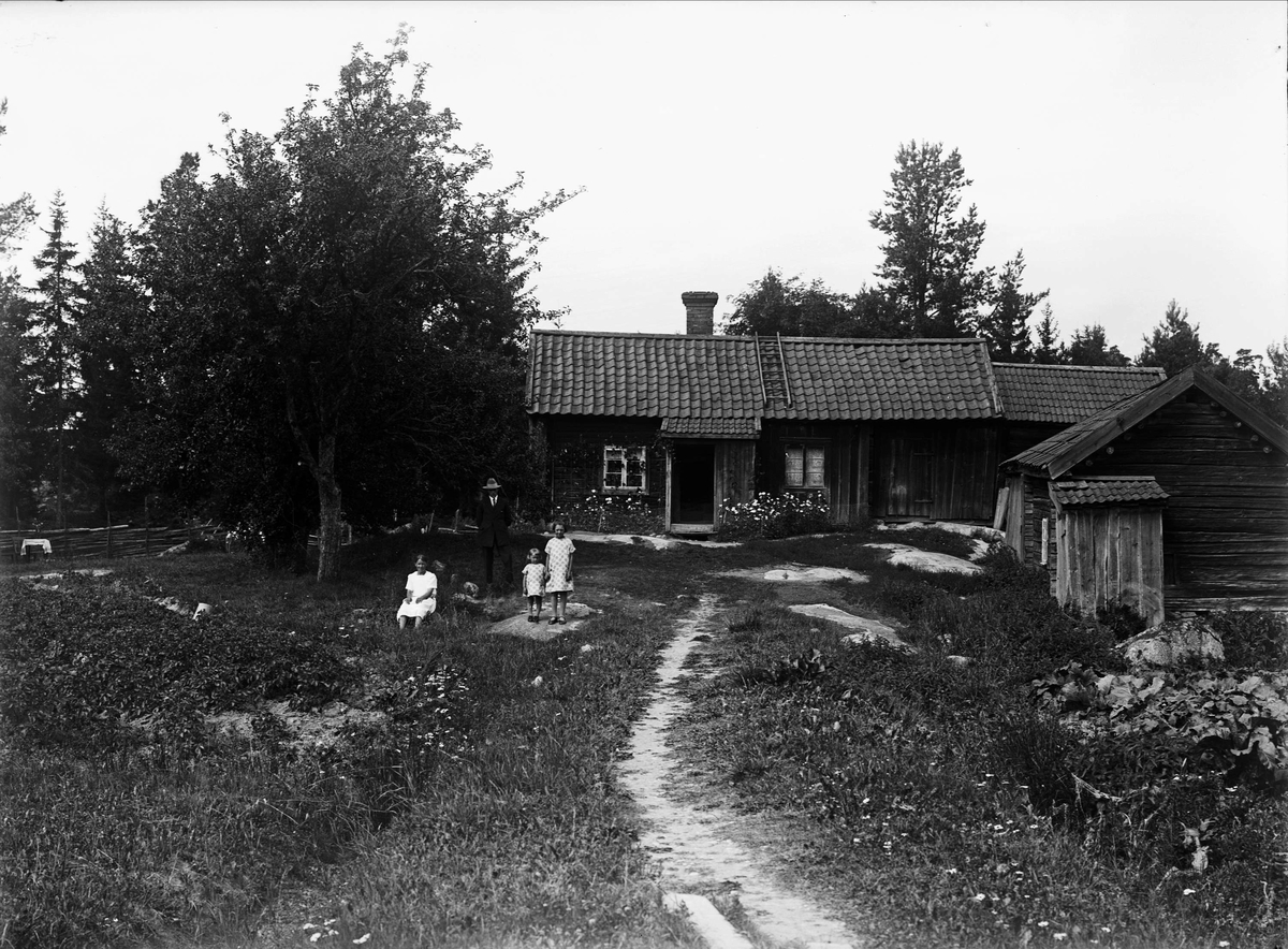 Elna Bernström och flickorna Mary och Stina Bernström utanför Rundgrens stuga, Holmsta, Totstuna socken, Uppland 1926