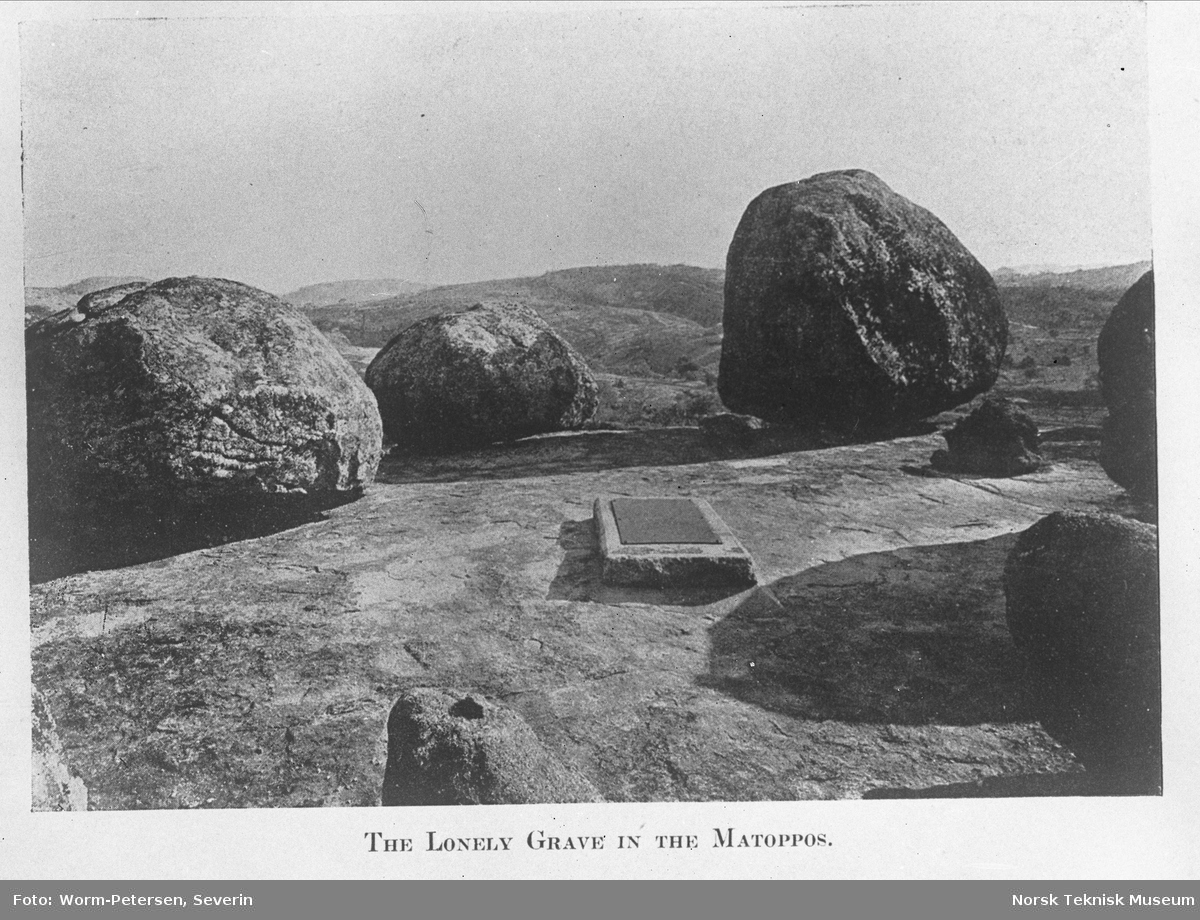 Grav med steiner rundt i Matoppos, Sør-Afrika