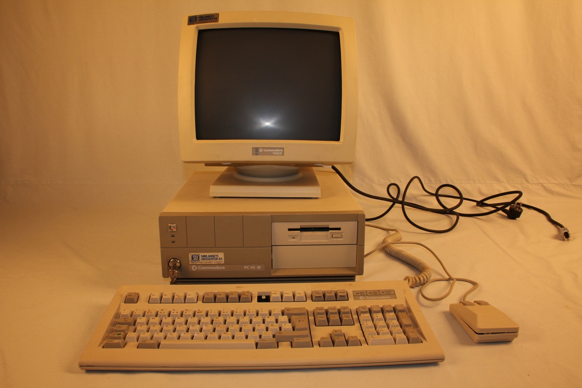 Datamaskin med separat monitor, tastatur og mus. Nøkkellås på kabinett.