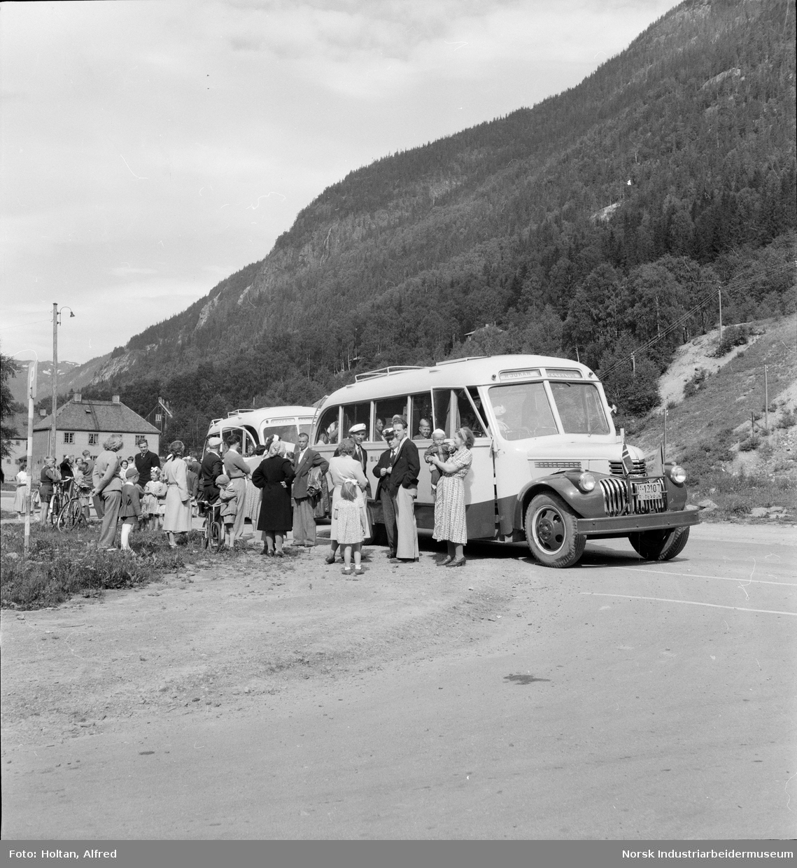 Busser som skal frakte barn fra Rjukan på musikk-turné.
