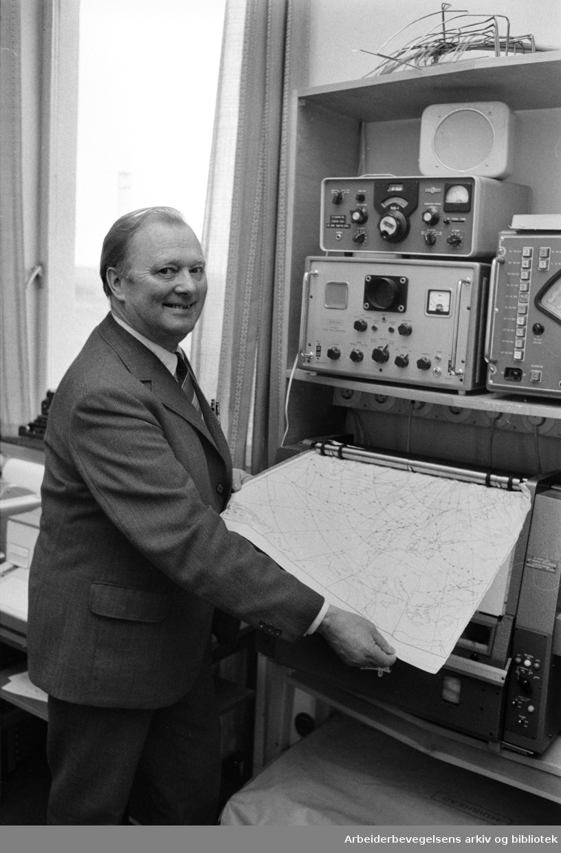 Blindern. Meteorologisk Institutt. Meteorolog Kristian Trægde med et kart som gir grunnlag for beste dags værvarsel. Mars 1973