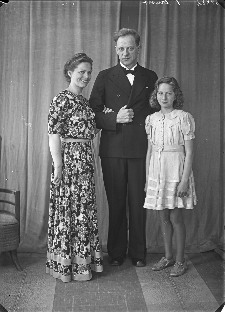 Portrett.  Familiegruppe på tre. Ung mann, ung kvinne og pike. Far, mor og datter. Bestilt av Thorolf Sivertsen.