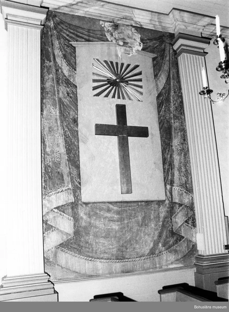 Text till bilden: Lycke kyrka. Vattenskadad målning, kors och gloria före restaureringen".