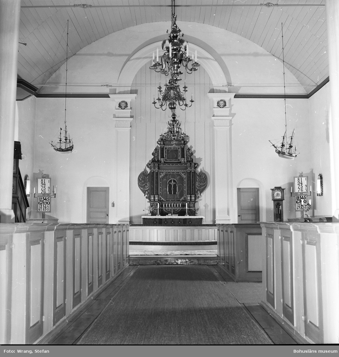 Text till bilden: "Tjärnö kyrka. Interiör mot koret".
