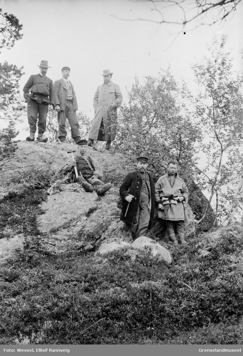 Fra malmskjerpingen ved århundreskiftet. John Hilmar Kjellmann i midten nederst, 1902.