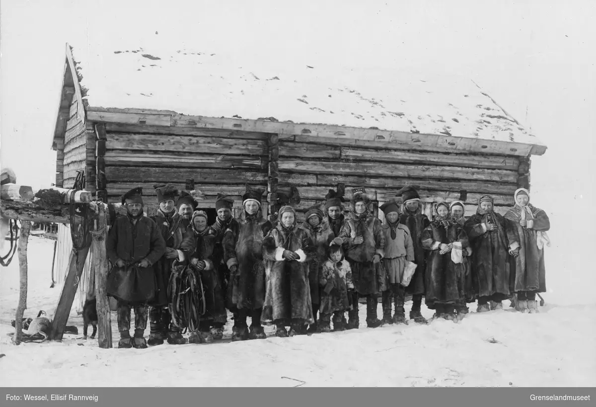 Samer fra Sør-Varanger på tur til Den Hellige Trifons fest i Pechenga, vinteren 1897. Marit Banne nr. 4 fra venstre
