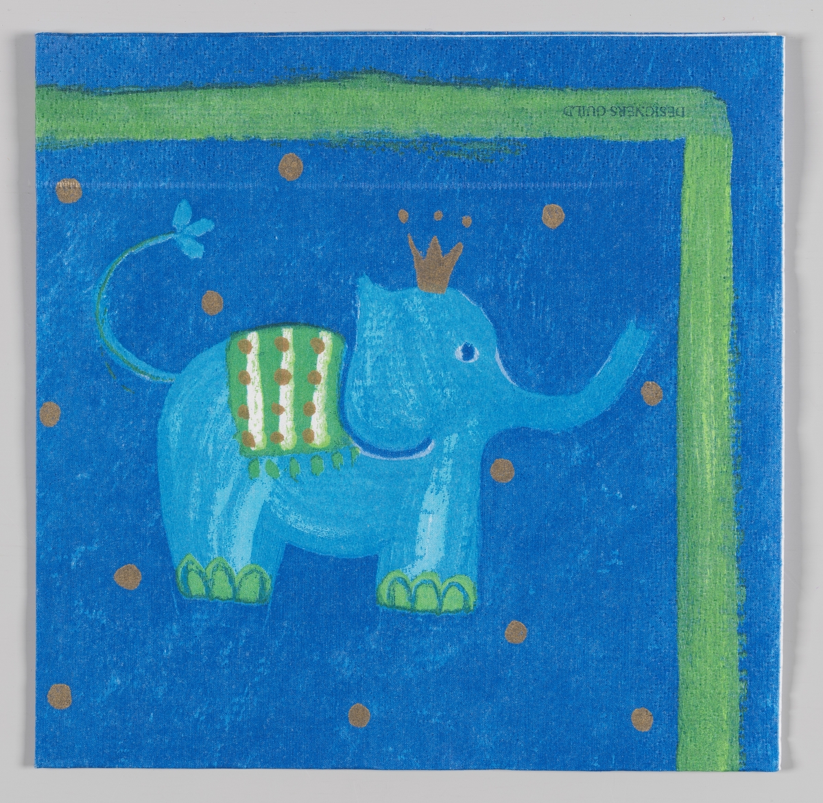 En lyseblå elefant med gullkrone på en blå bakgrunn med gullprikker.

Samme motiv som på serviett MIA.00007-003-0136
