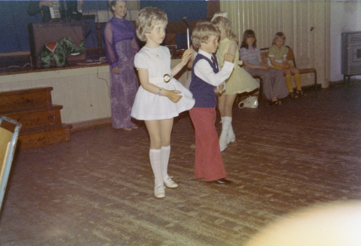 Danseskole. To søte danseløver på Bøndernes hus i Gjerdrum. 1973.