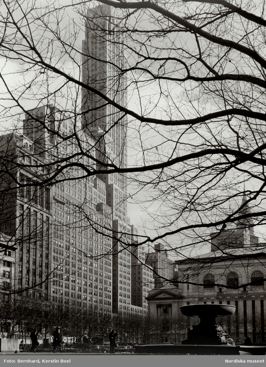Bebyggelse i New York City, USA. Torg med fontän i förgrunden.