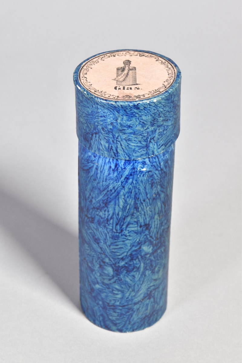 Pappburk, cylindrisk, med trycklock, till medicinflaska Tilly. Klädd med marmorerat blått papper.