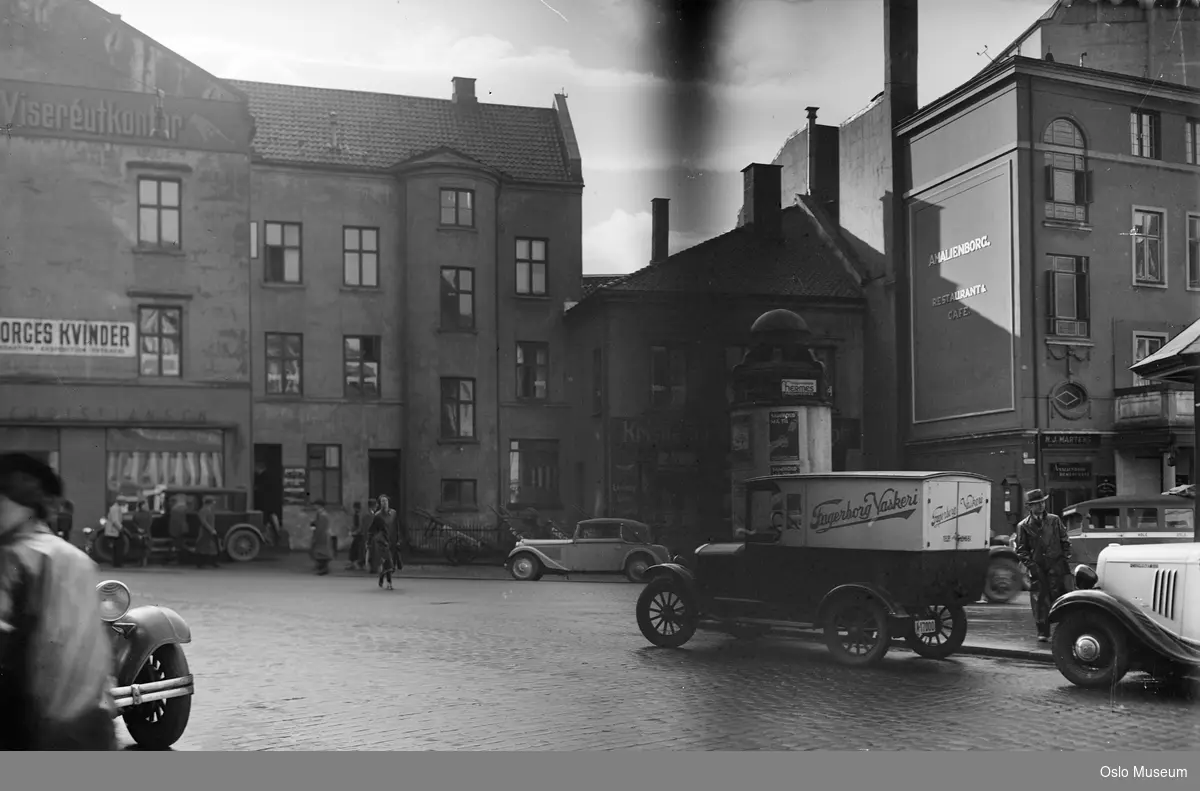forretningsgårder, biler, varebil fra Fagerborg Vaskeri, mennesker, gateliv, Amalienborg restaurant