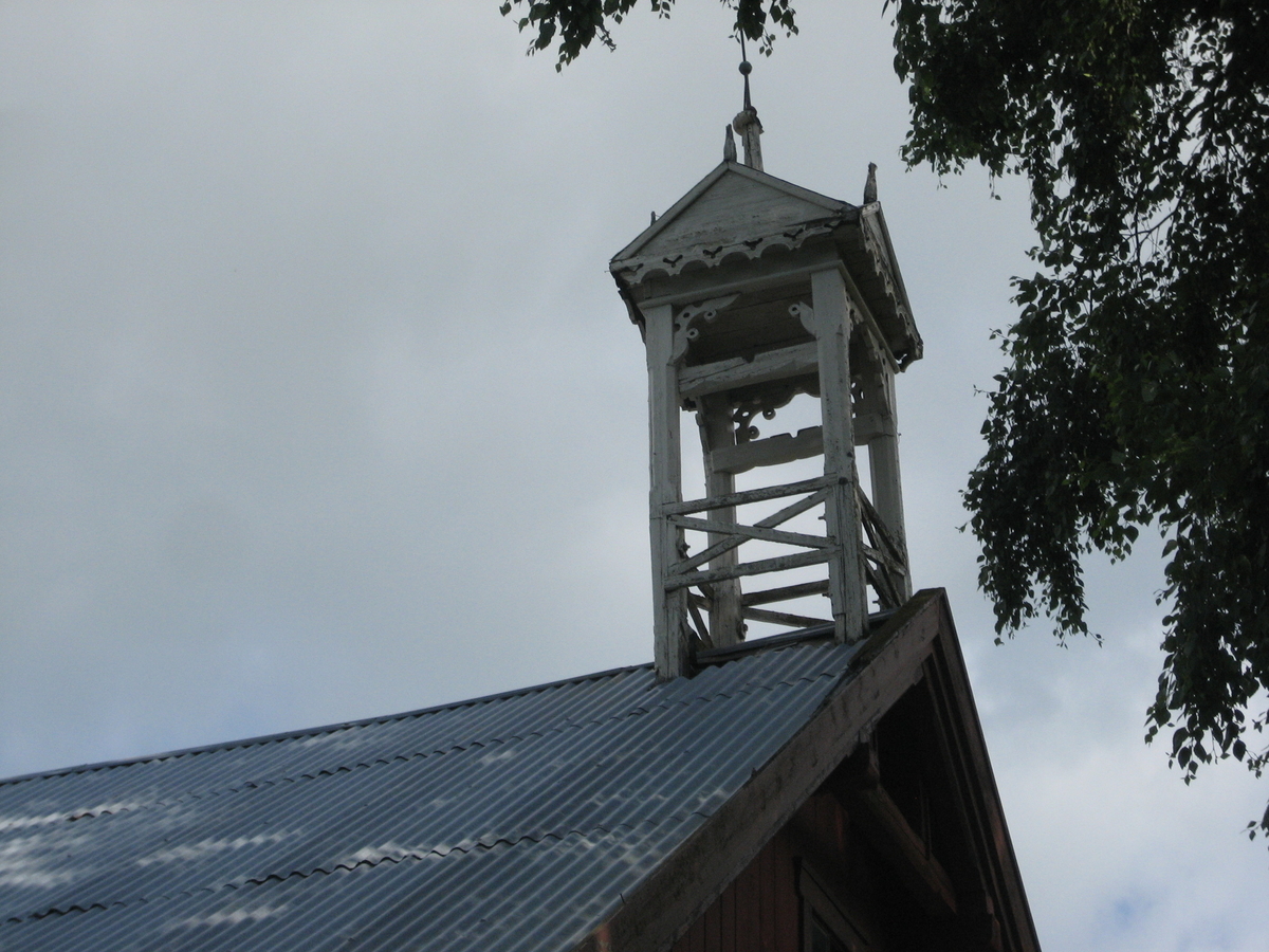 Klokketårnet på Nøkleby vestre har kryssformet saltak (lanterne-form) og er i sveitserstil. Tårnet står på stabburet, og er i middels stand. Værhanen har påskriften «1866 DMD».