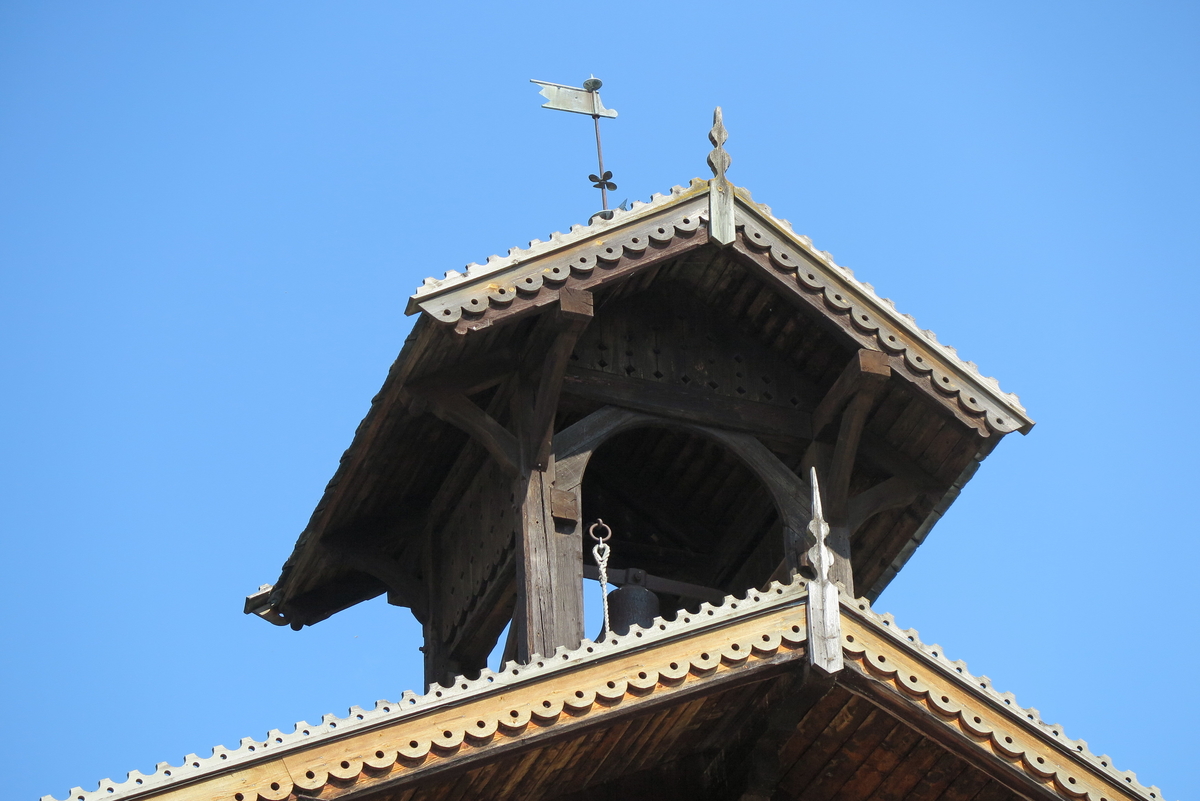 Klokketårnet på Børstad gård er i sveitserstil og har enkelt saltak. Tårnet er i god stand. Det står på det største av to stabbur, bygget mellom 1875 og 1890. Bygget og klokketårnet er tegnet av arkitekt Nissen.