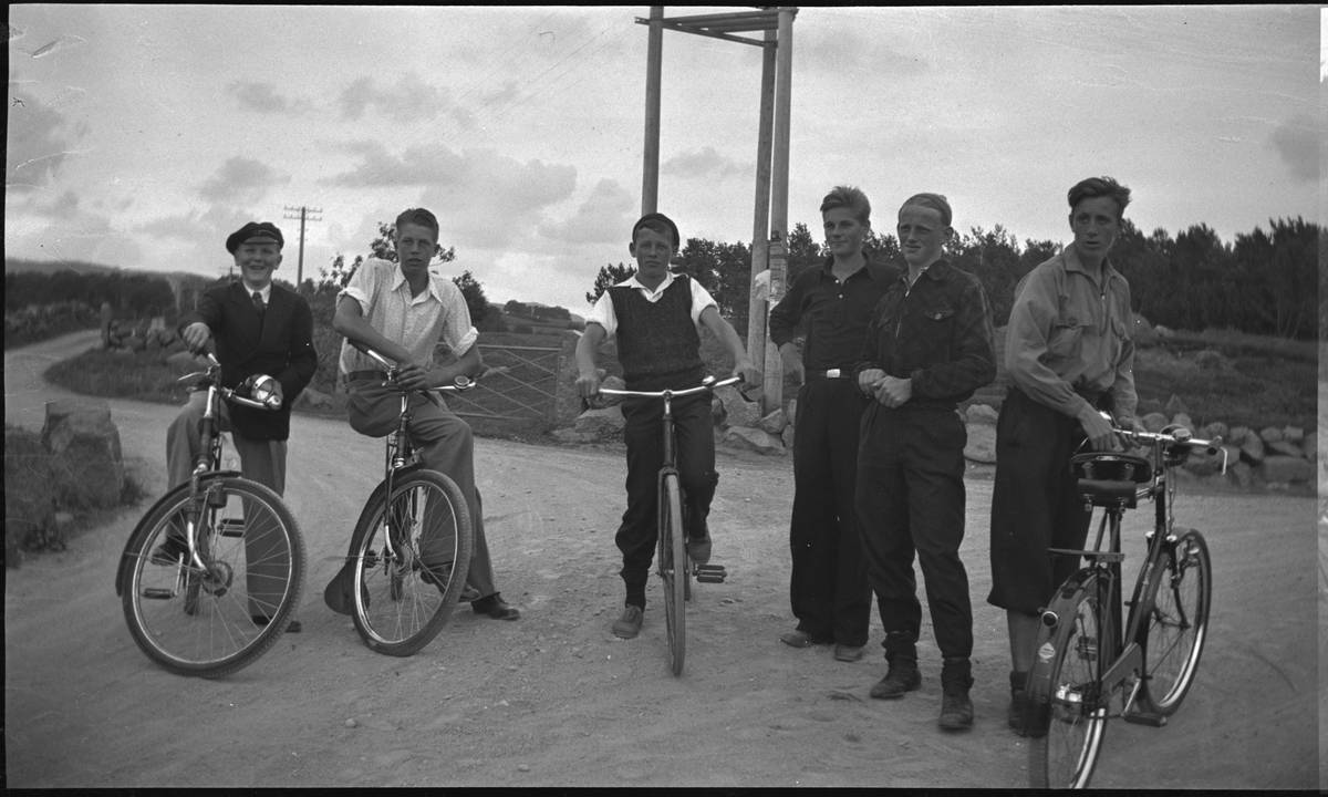 Arne Rasmussen og Korsvold bader på Sele, graver seg ned i sandnen og på sykkel. Det er også bilder av en gjeng med unge gutter i en gate. De fleste har sykkel.