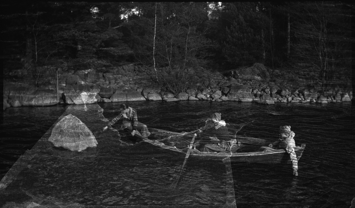 Wilhelm Hatleskog, Elmer Rodvelt og Ordin Andersen ror i en pram, har spisepause og leker ved et vann. Det er også bilde av et falleferdig uthus.