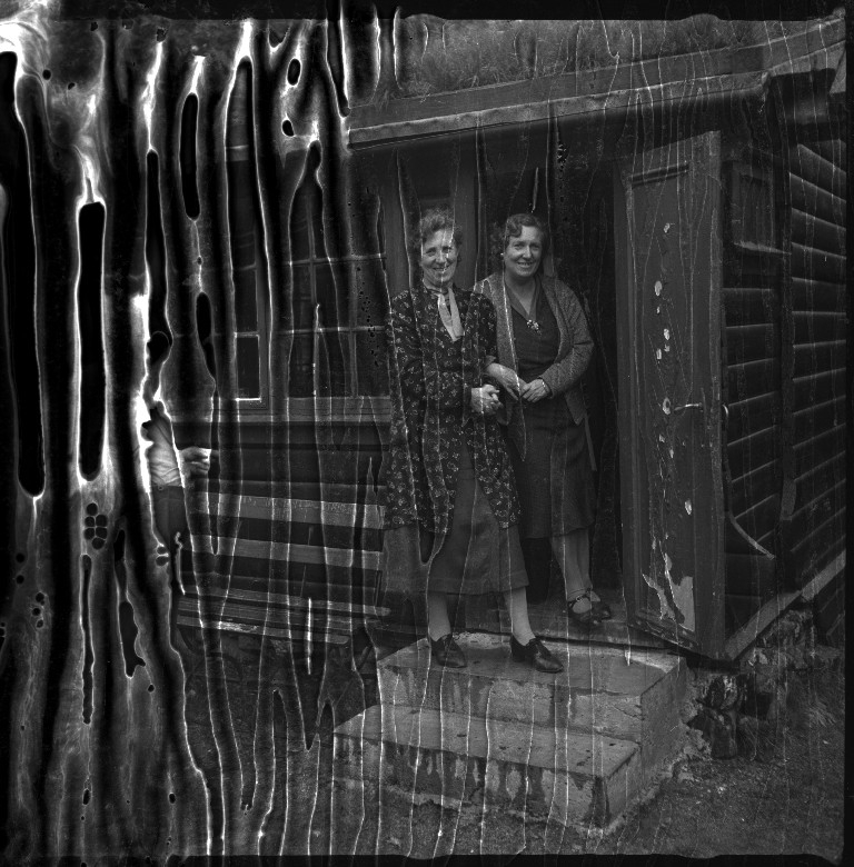 Frida og Paul Johannessen på besøk på hytta til herr og fru Torgrimsen. På det første bildet er Frida Johannessen nr. 2 fra venstre og Finn Johannessen helt til høyre. På bilde nr. 12 er også Finn Johannessen.