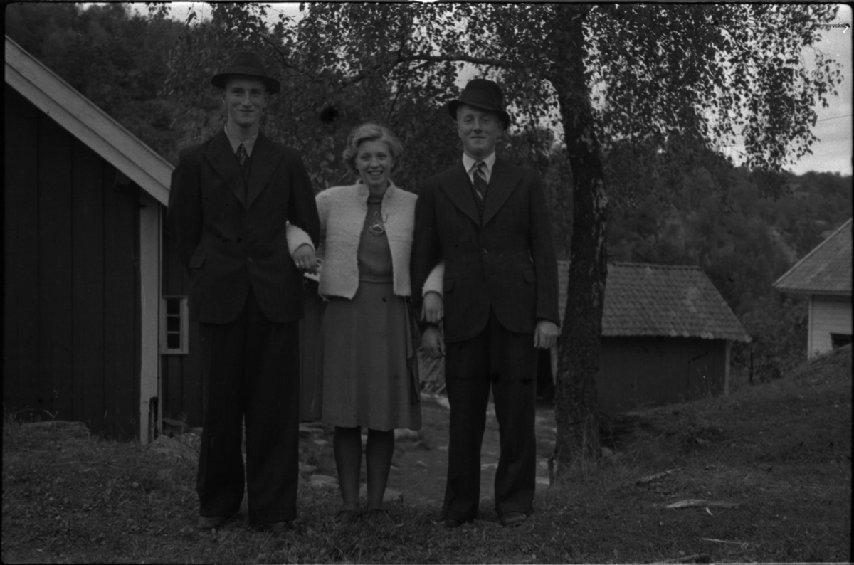 Johannes Aukland med familie på Skår, Ombo samt en gård, antageligvis tilhørende Aukland-familien. Det er også bilder av Otto Auklands barn (bilde nr. 10 og 11), og Johannes Auklands familie og venner (bilde nr. 12 og 13).