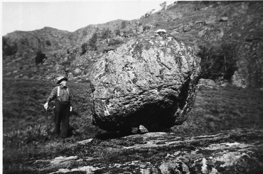 Biletet er frå Longemyr på Sælandsfjellet. Breisen har flytt med seg den store steinen som ligg oppå tre mindre steinar. Ådne Einarson Sæland står til venstre.