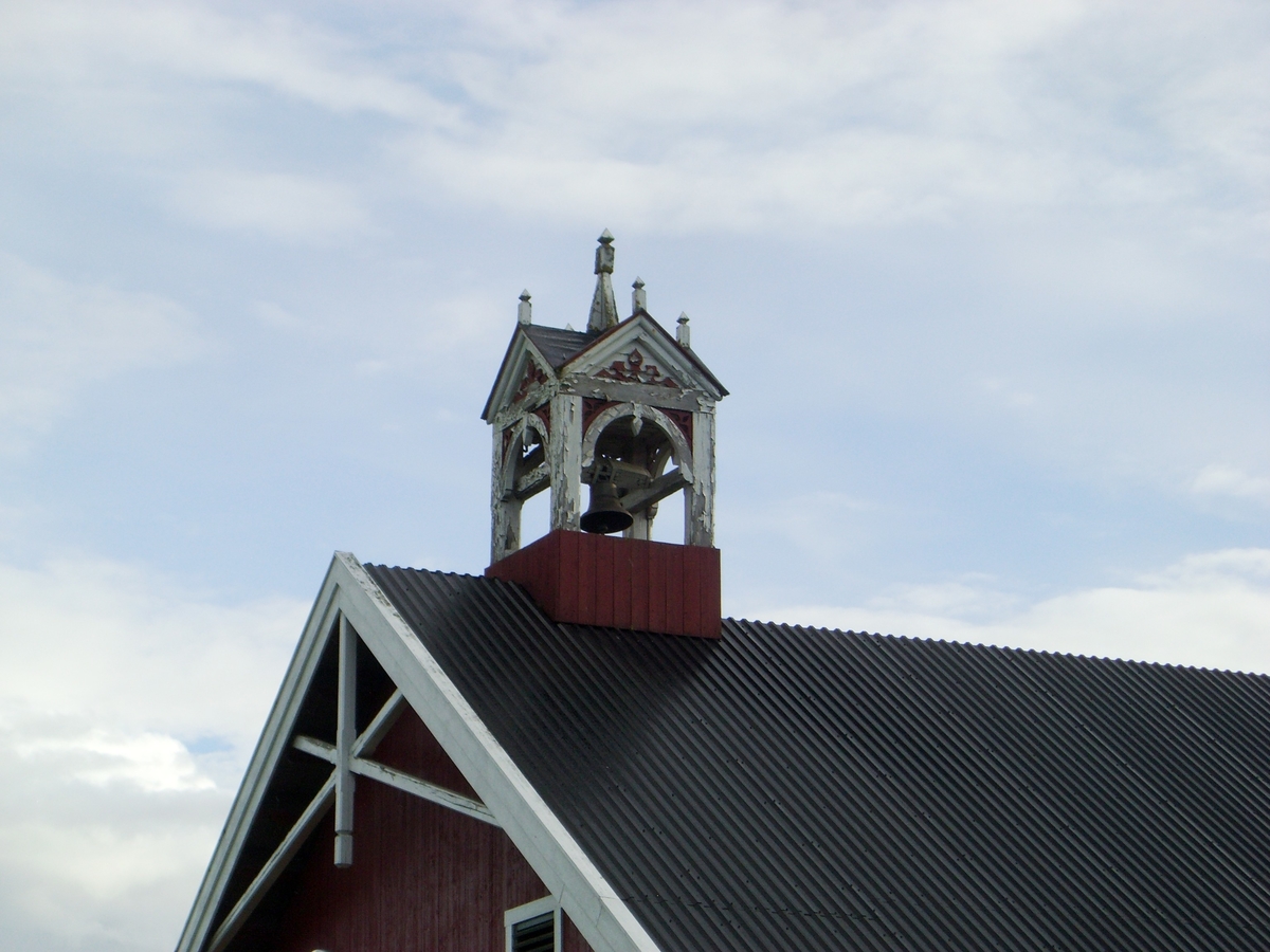 Klokketårnet på Halstenshov har kryssformet saltak (lanterneform) og innslag av både sveitserstil og empirestil. Klokketårnet står på et fjøs, og er i middels til god stand (trenger maling). Det har ingen værhane.